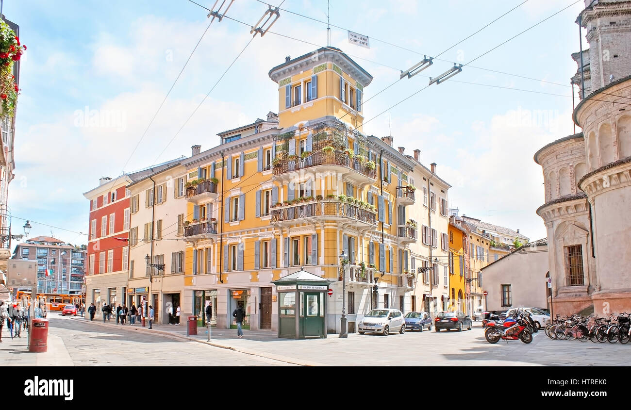 PARMA, Italien - 24. April 2012: The Massimo D'Azeglio Straße mit historischen Herrenhäusern, zahlreiche Bars und Restaurants, Läden und Orte des touristischen intere Stockfoto