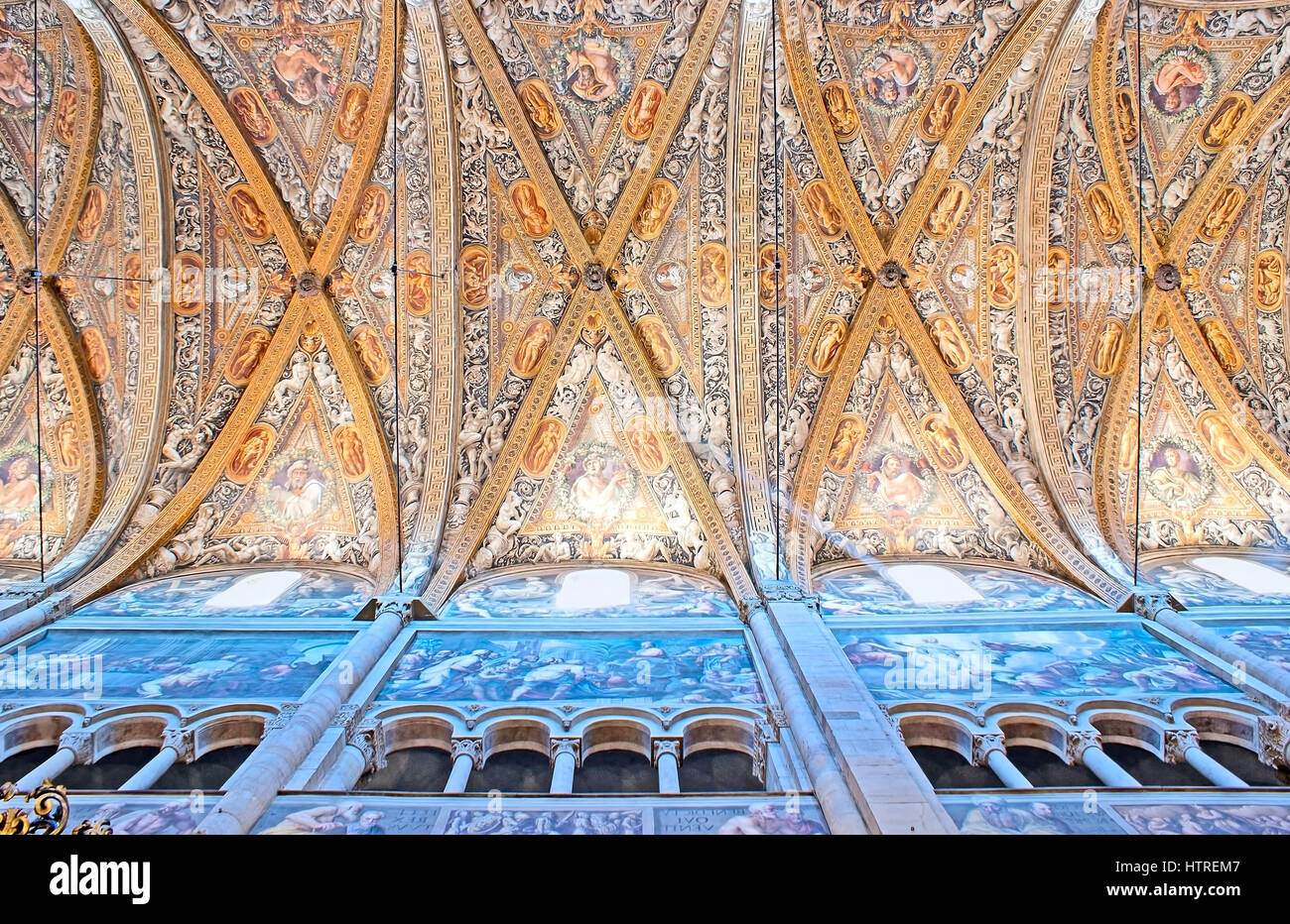 PARMA, Italien - 24. April 2012: Die komplexe Muster an der Decke im Duomo (Kathedrale), am 24. April in Parma. Stockfoto