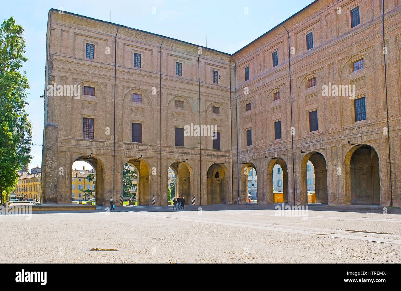 PARMA, Italien - 24. April 2012: Die mittelalterlichen Pilotta Palast auf Tempo Square und Häuser der National Gallery, Farnese Theater und verschiedene museum Stockfoto