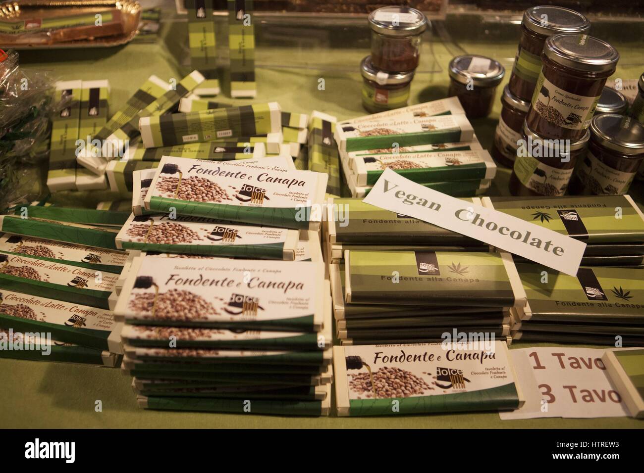 Cannabis Schokolade bei Canapa Mundi die internationale Hanf-Messe, jetzt in seiner vierten Auflage, mit Produkten im Zusammenhang mit Lebensmitteln, Kunsthandwerk, Kosmetika und er Stockfoto