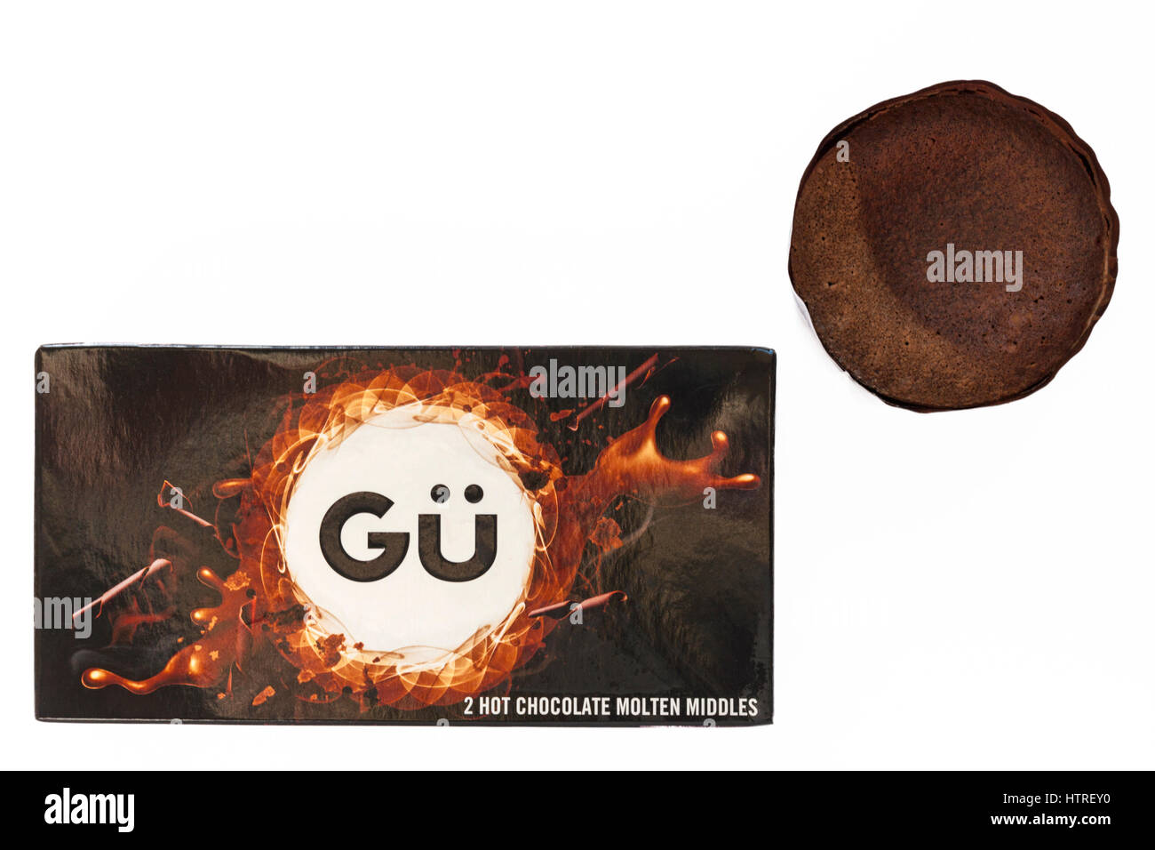 Box von Gu heiße Schokolade geschmolzen mitten Pudding mit einem entfernt isoliert auf weißem Hintergrund Stockfoto