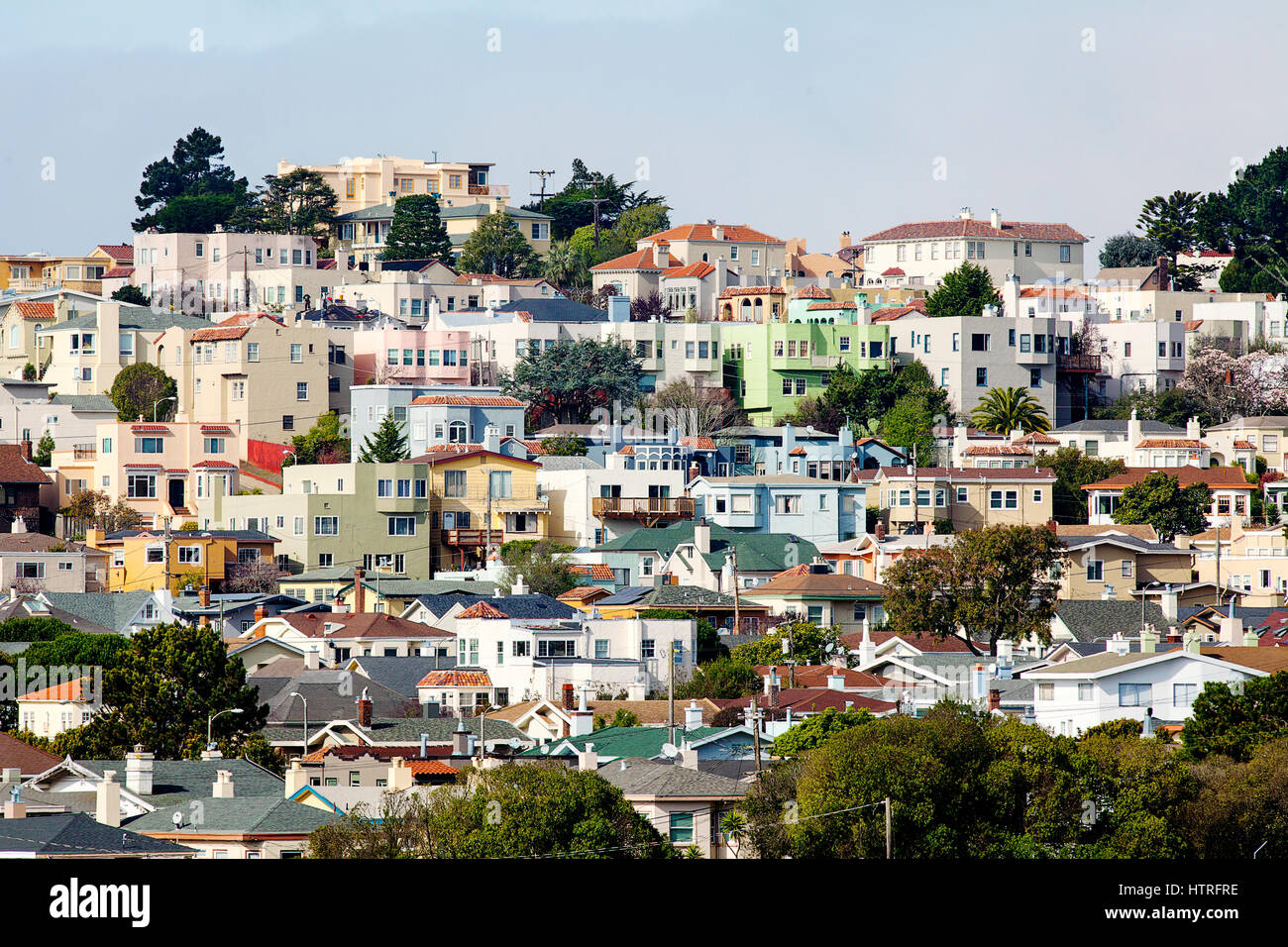 Hang mit Häusern in einem Viertel von San Francisco überfüllt. Stockfoto
