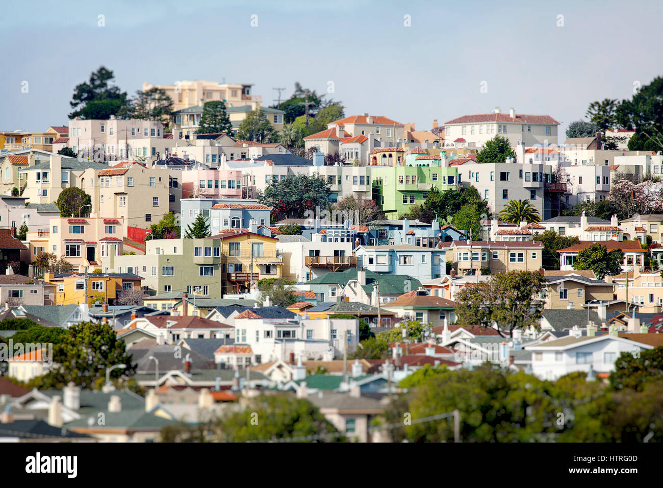 Weiche Tilt-Shift-Effekt auf einem Hügel, überfüllt mit Häusern in einem Viertel von San Francisco. Stockfoto