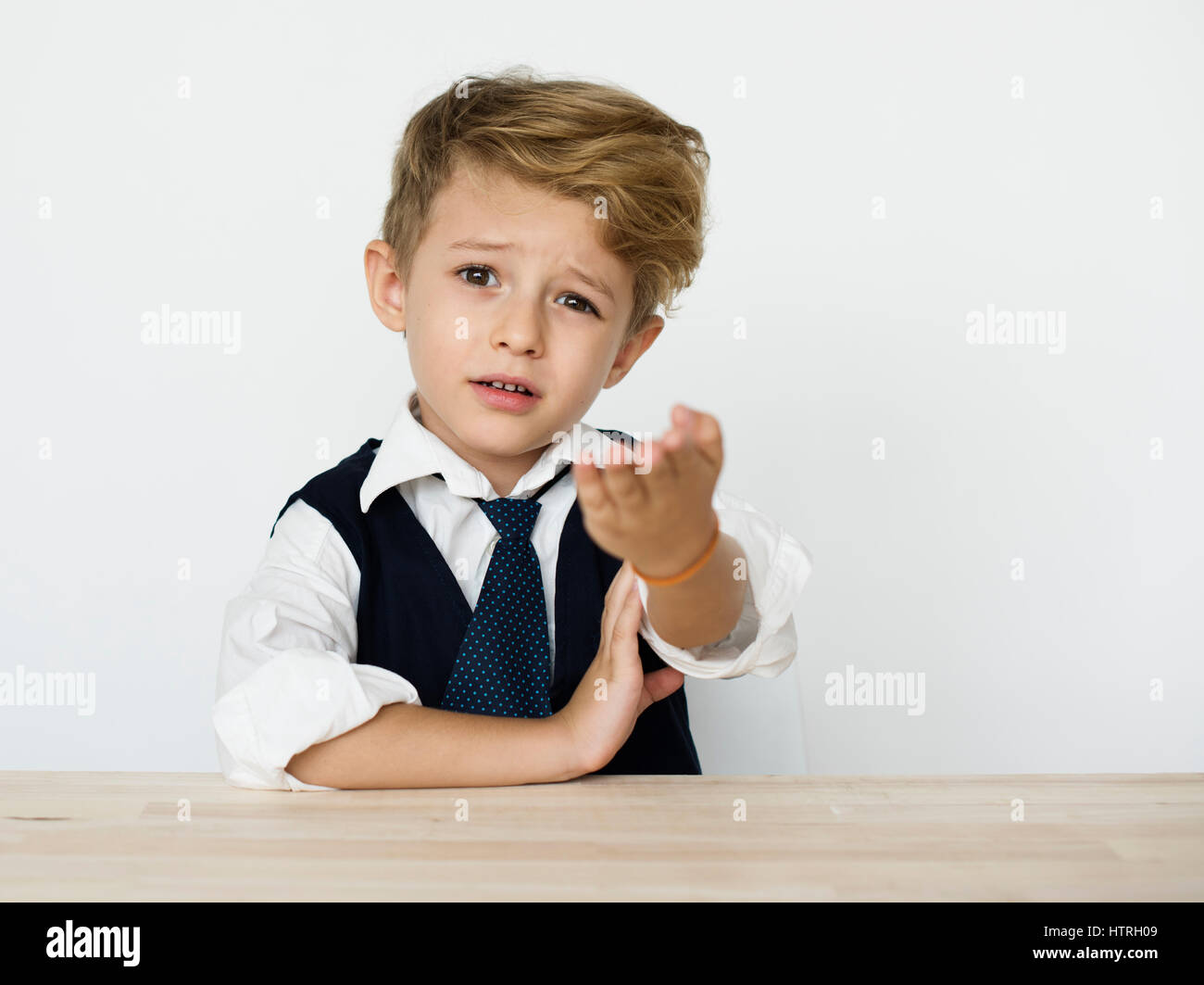 Grundschulkind junge intelligente Lösungen Stockfoto