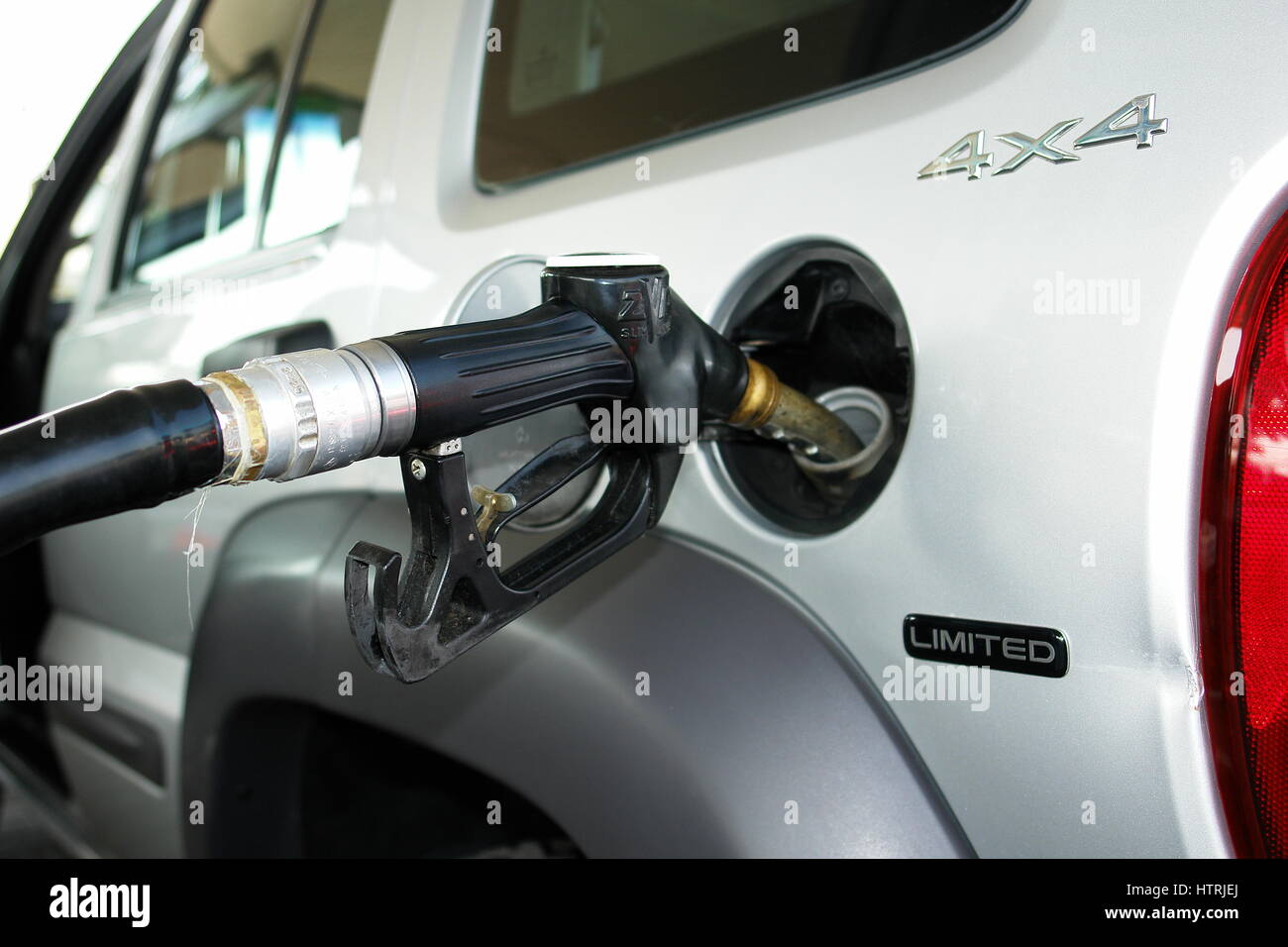 Auto an Tankstelle tanken Stockfoto