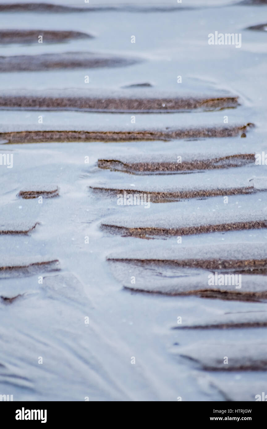 Wellige nassen Sand und Wasser an den Strand Textur Hintergrund, Adria in Italien Stockfoto