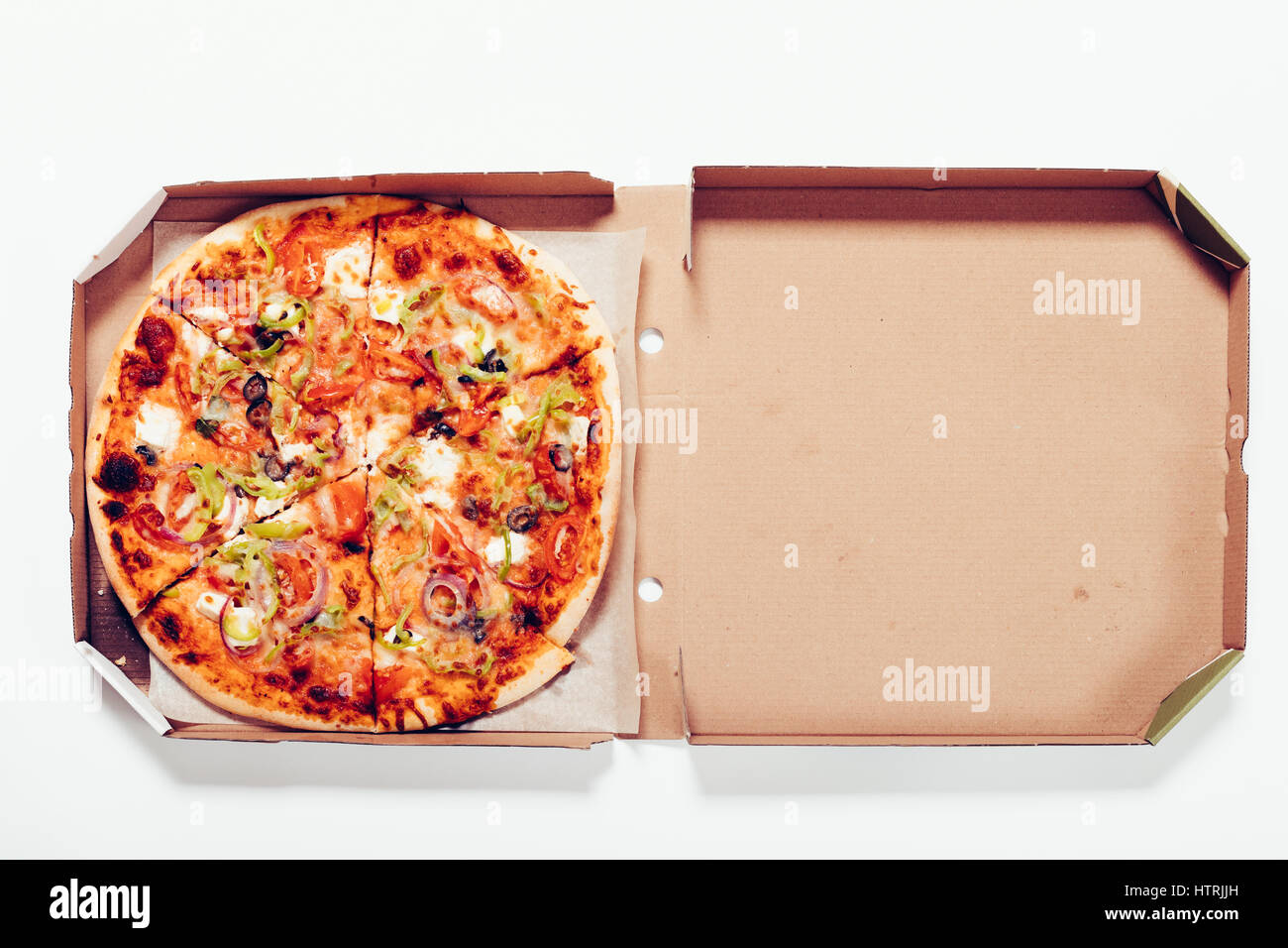 Draufsicht einer Pizza in einer Box auf einem weißen Tisch, Nahaufnahme Stockfoto