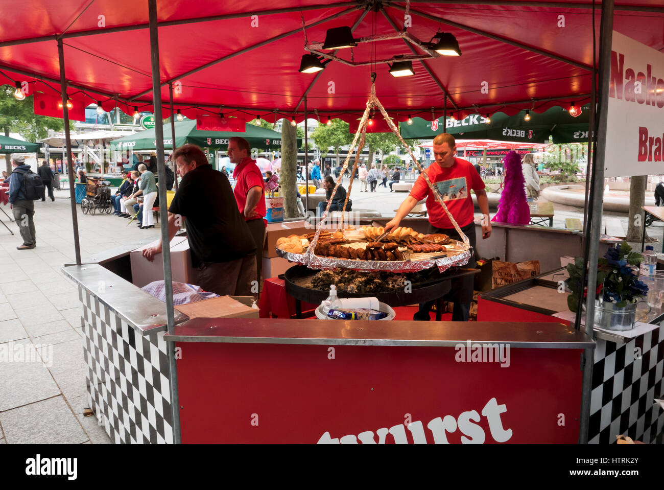 Gekochtes Essen zum Verkauf auf dem Platz des Europa-Center, Berlin, Deutschland Stockfoto