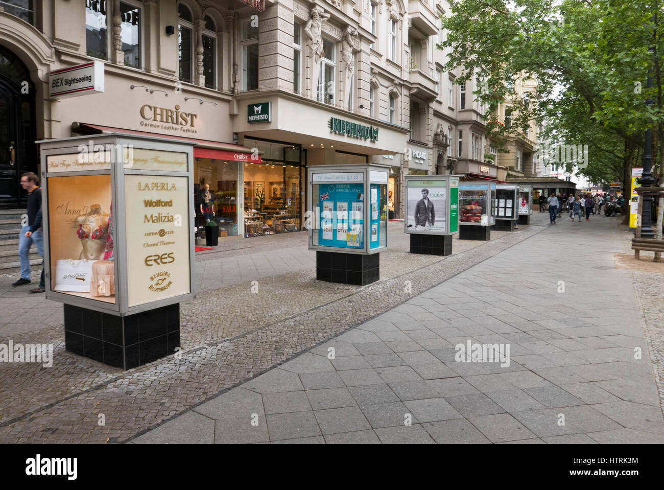 Vitrinen mit modischen Artikel zum Verkauf auf dem Bürgersteig vor Geschäften, Berlin, Deutschland Stockfoto