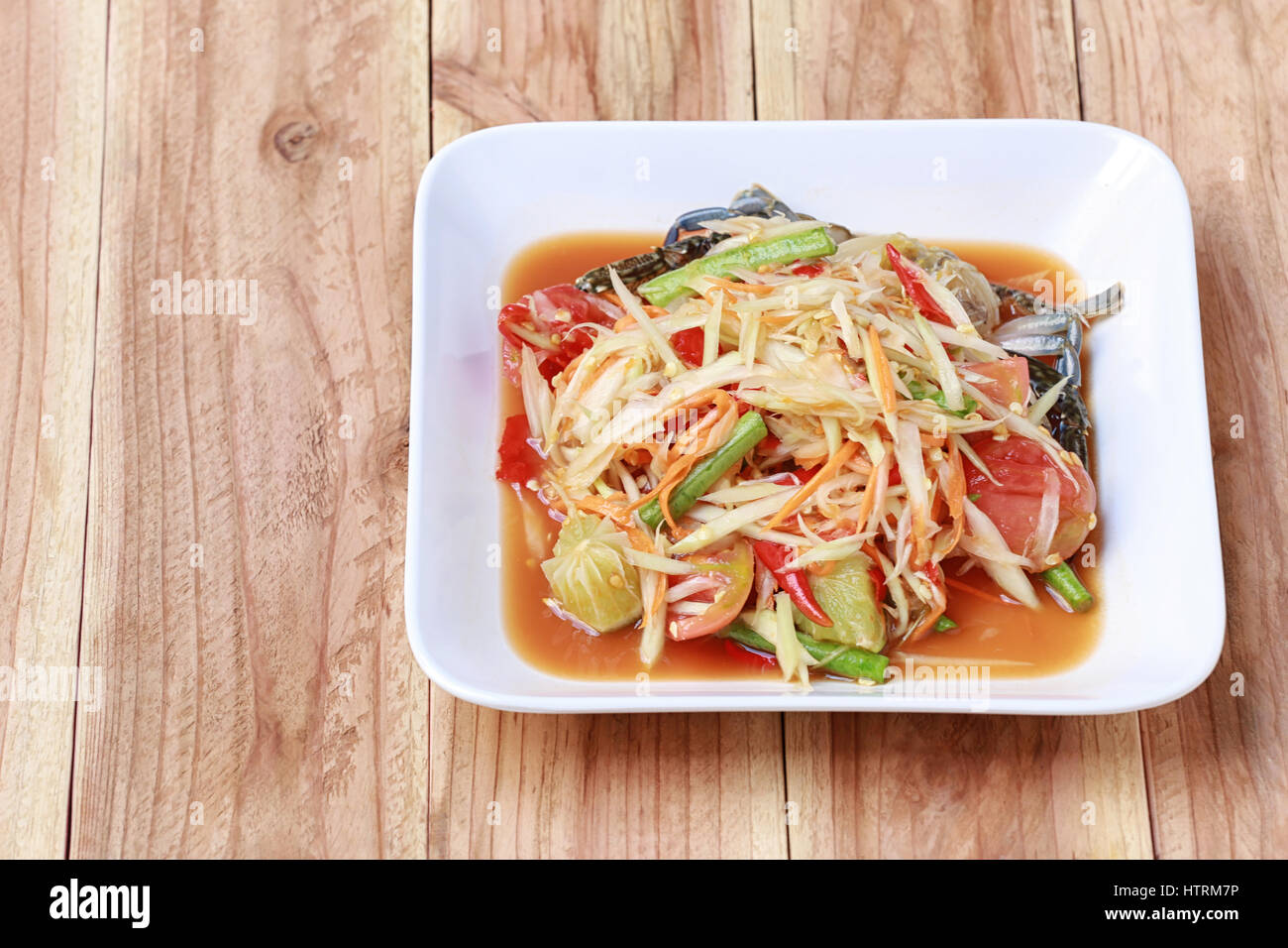 SOM TUM, Thai Lebensmittel oder Papaya-Salat in würzigen Geschmack und ist beliebt in Thailand auf Holztisch Hintergrund. Stockfoto