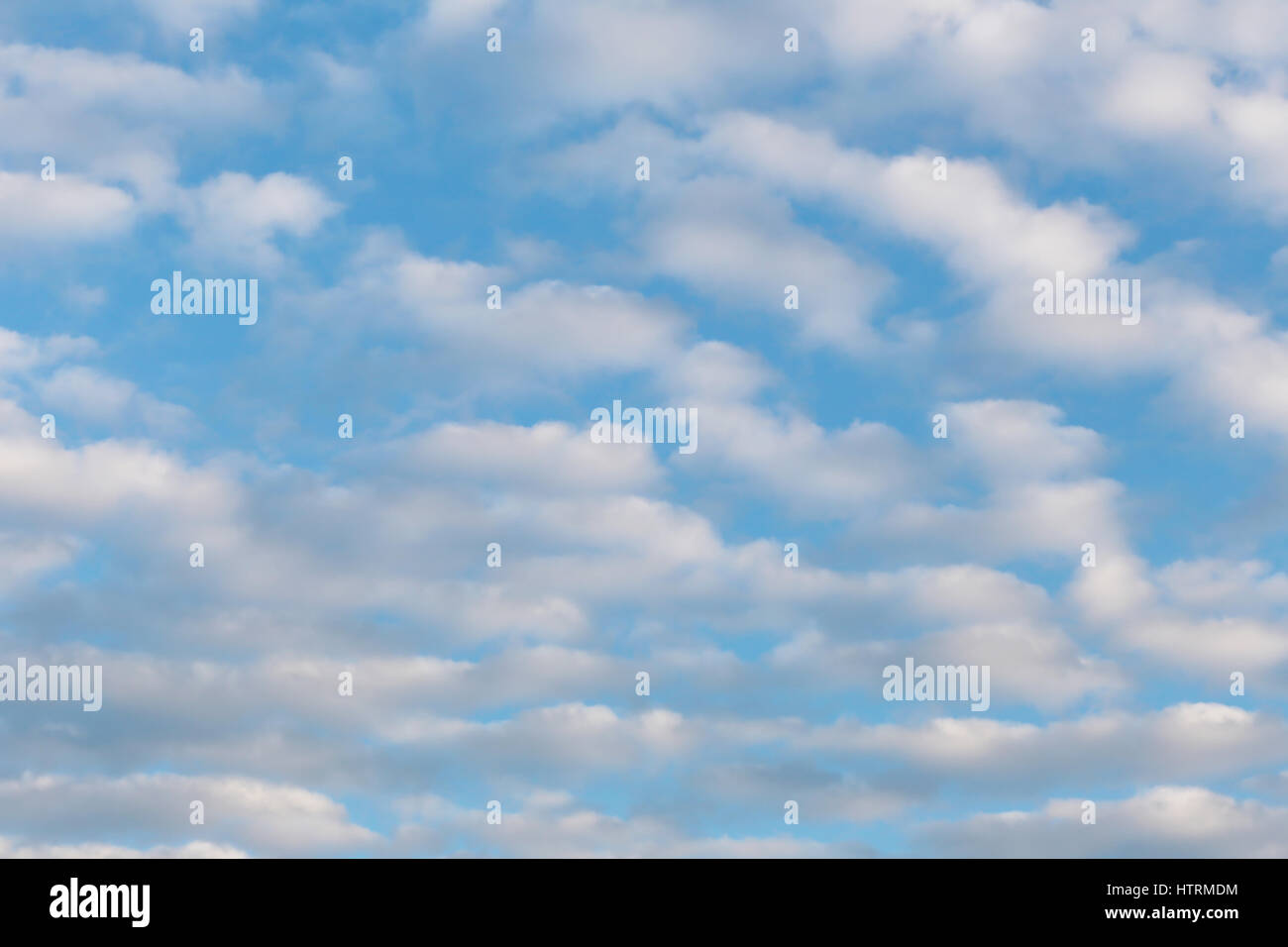 Wolke am blauen Himmel im Tag- und weichen Fokus der Natur. Stockfoto