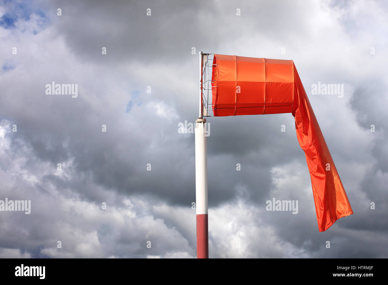 Windsack Ausrüstung überprüfen Sie die Windrichtung Schlag in der Tageszeit und kein Wind wehen am bewölkten Himmel bewölkt. Stockfoto