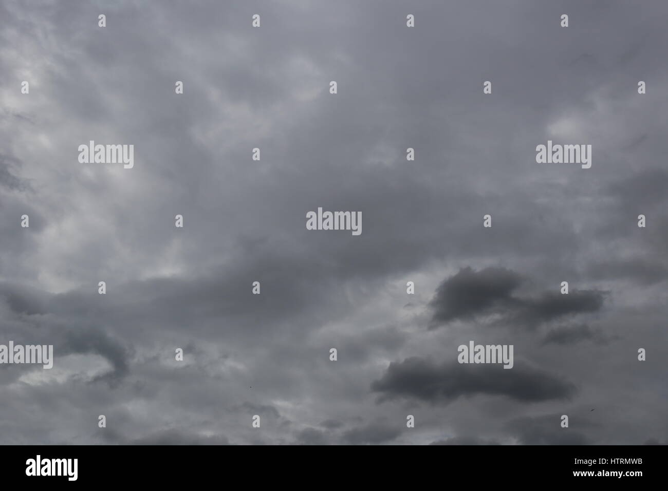 Bedecktem Himmel von Regenwolken am Himmel im Konzept des Klimas, schlechtem Wetter tagsüber bilden. Stockfoto