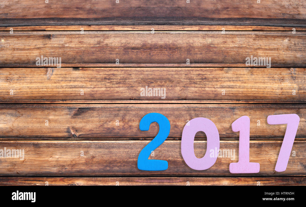 Nummer zwei tausend sieben hölzerne Text auf braunen alten Holzboden im Konzept der Neujahr 2017. Stockfoto