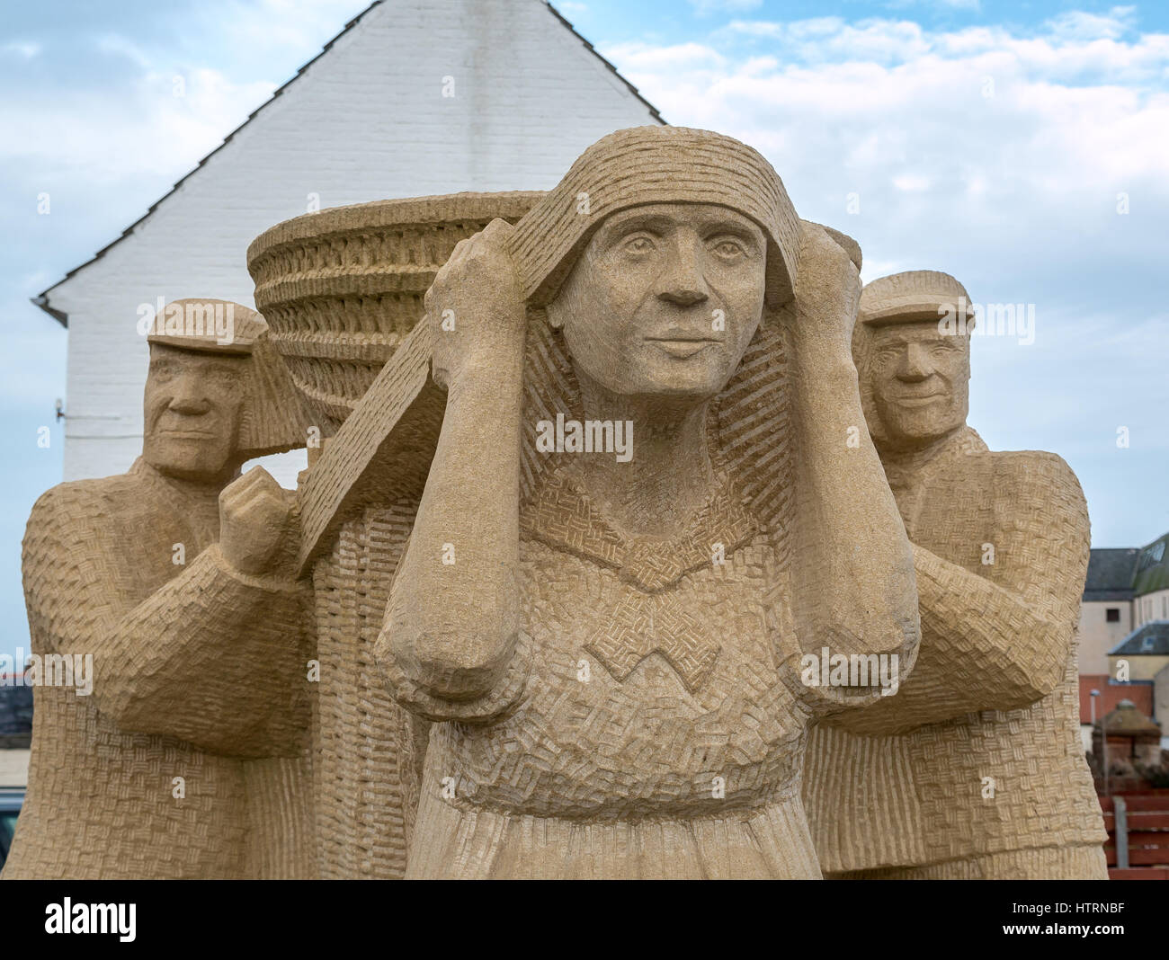 Nahaufnahme der Creel Lader Skulptur Statue, Dunbar, vom Bildhauer Gardner Molloy mit einer Fischerin, die mit einem Kopfseil den Korb mit Fischen schleppt Stockfoto
