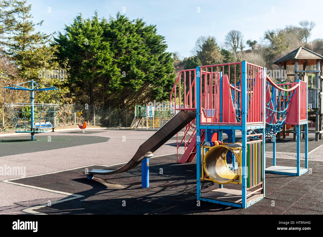 Verlassene Kind Spielplatz in Bantry, West Cork, Irland mit Textfreiraum. Stockfoto