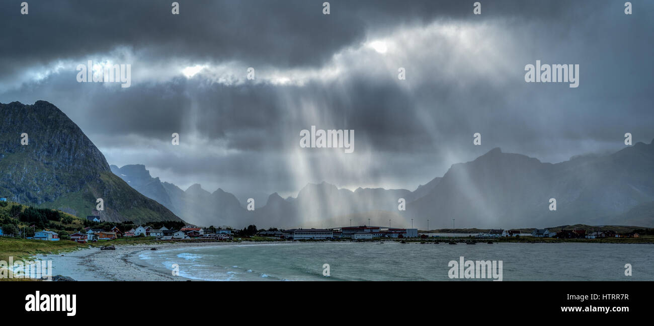 Die Sonne durch die Wolken in den wunderschönen Lofoten in Norwegen. Stockfoto