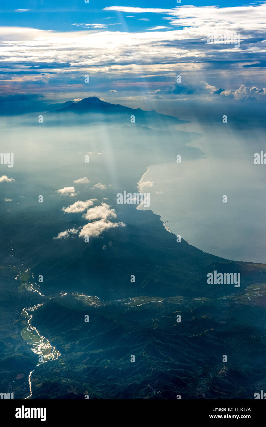 Luftaufnahme der Insel Flores in der Nähe der Stadt Maumere in der indonesischen Provinz East Nusa Tenggara. Stockfoto