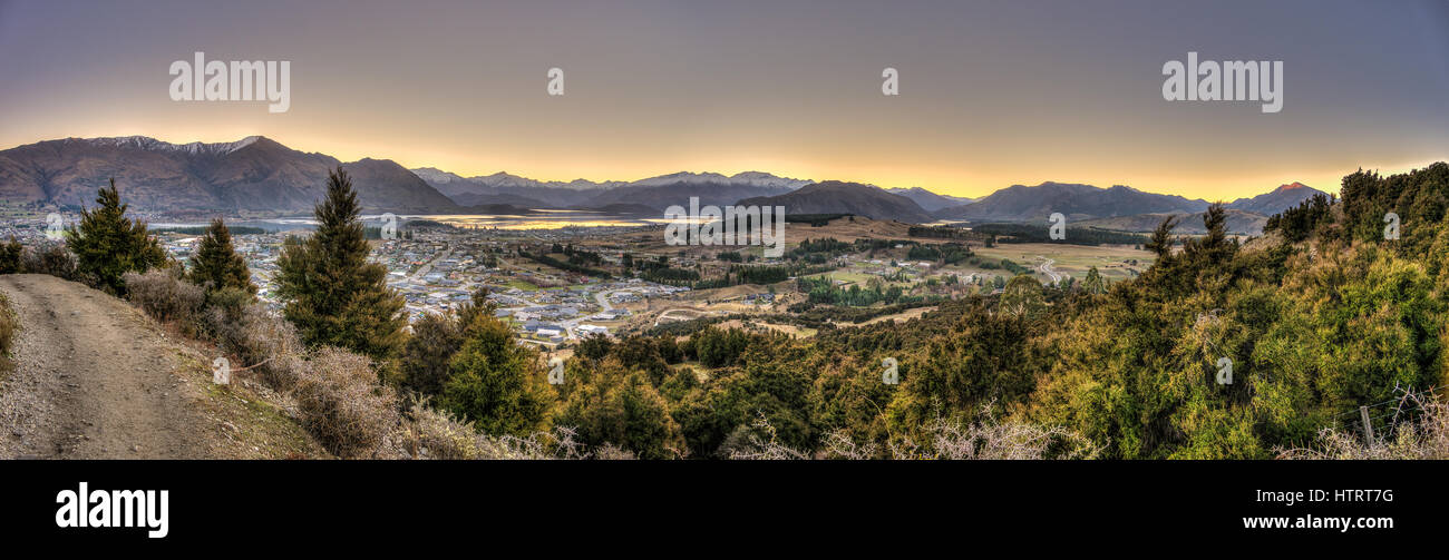 Blick auf die Gemeinde Wanaka und es umgibt Landschaft vom Gipfel des Mount Eisen Stockfoto