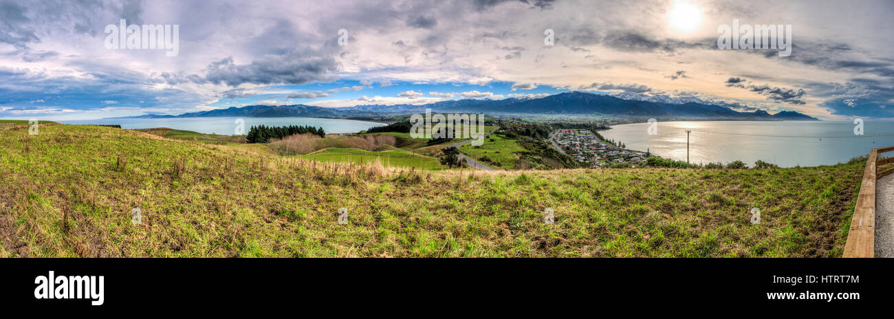 Blick auf die gesamte Gemeinde von Kaikoura und seine umgebende Landschaft Stockfoto