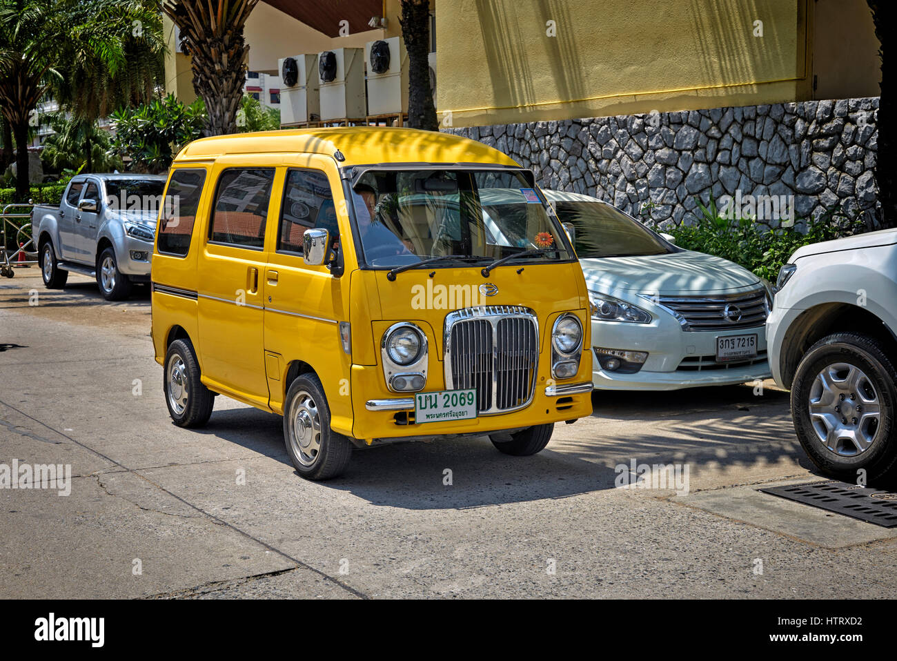 Daihatsu Kombi-Van Utility-Typ Fahrzeug in hellgelber Farbe. Thailand Südostasien Stockfoto