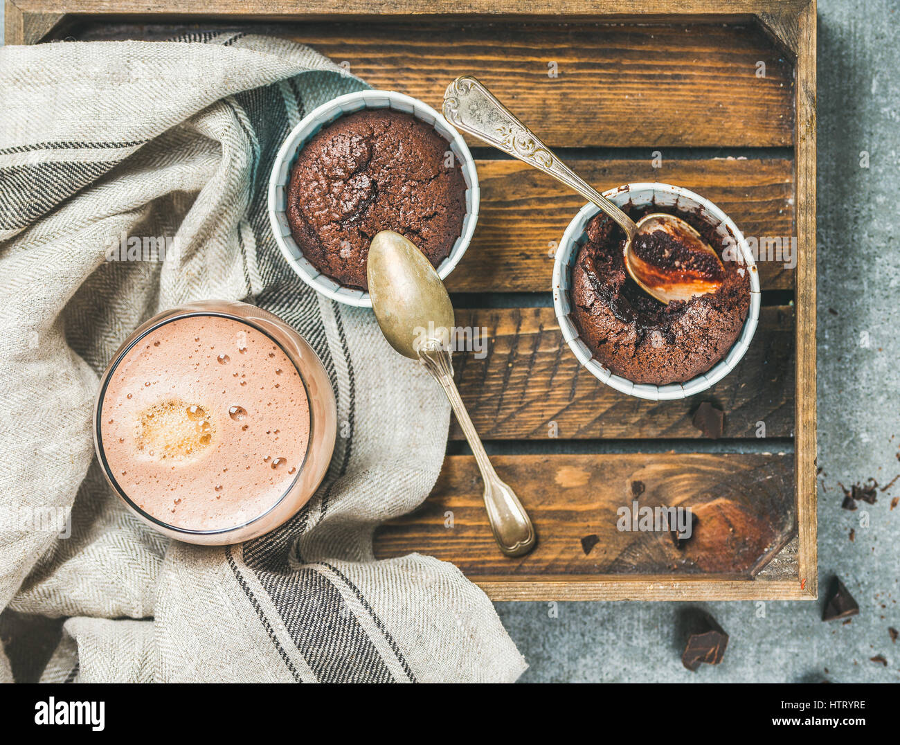 Schokolade Soufflee in einzelnen Backen Cups und Mokka Stockfoto