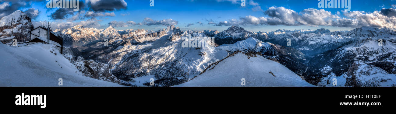 Die majestätische Landschaft der Dolomiten in Italien, bilden sie einen Teil der südlichen Kalkalpen. Dies ist die erstaunliche Rifugio Lagazuoi entnommen. Stockfoto