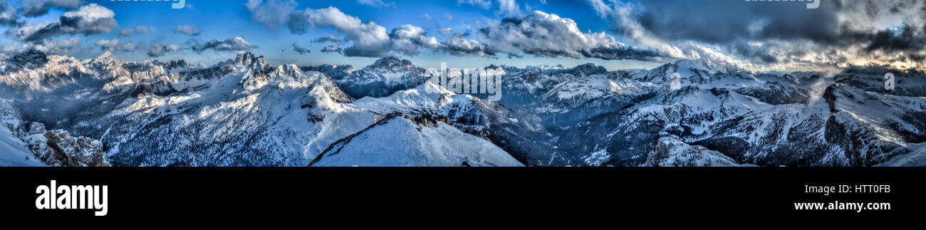 Die majestätische Landschaft der Dolomiten in Italien, bilden sie einen Teil der südlichen Kalkalpen. Dies ist die erstaunliche Rifugio Lagazuoi entnommen. Stockfoto