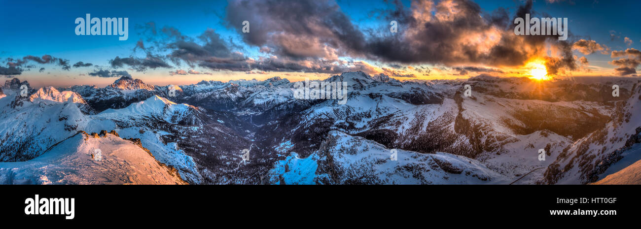 Die majestätische Landschaft der Dolomiten bei Sonnenuntergang ist dies erstaunlich Rifugio Lagazuoi entnommen. Stockfoto