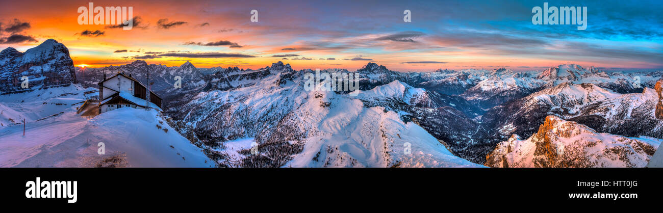 Die majestätische Landschaft der Dolomiten bei Sonnenaufgang ist dies erstaunlich Rifugio Lagazuoi entnommen. Stockfoto