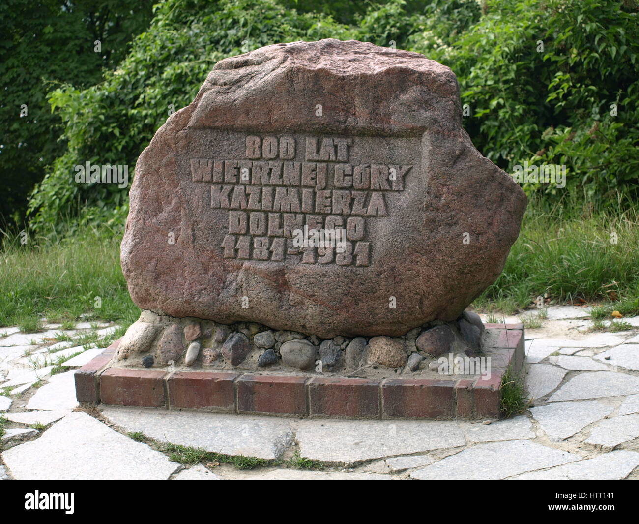 Alten versteinerten Denkmal in der Nähe von Burg Ruinen in Kazmierz Dolny, Polen Stockfoto