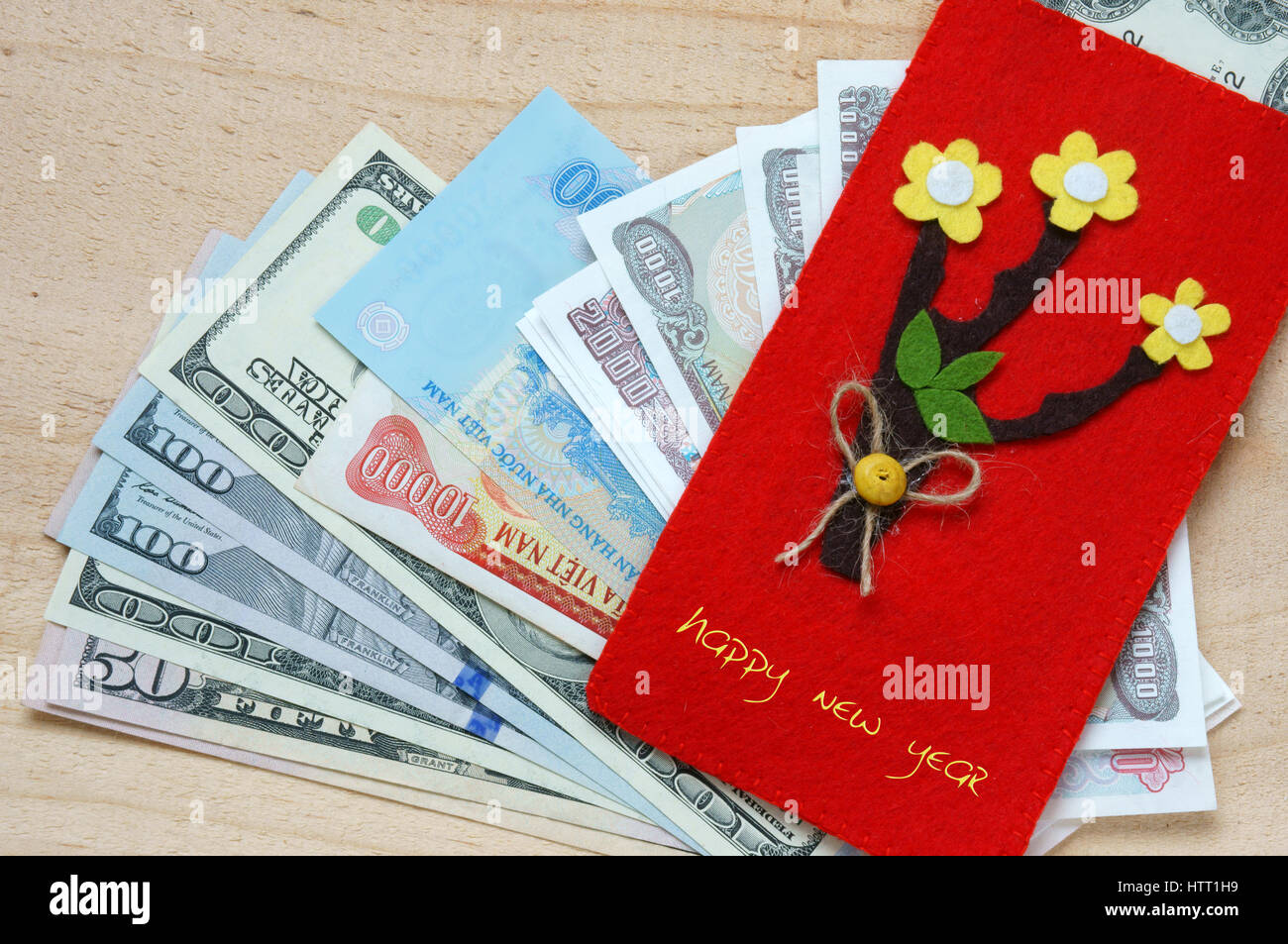 Gewohnheit, benutzerdefinierte Vietnamesen auf Tet ist Glück Geld, eine traditionelle Kultur Vietnam, Kind möchte jemand ein frohes neues Jahr, erhalten rotes Kuvert Stockfoto