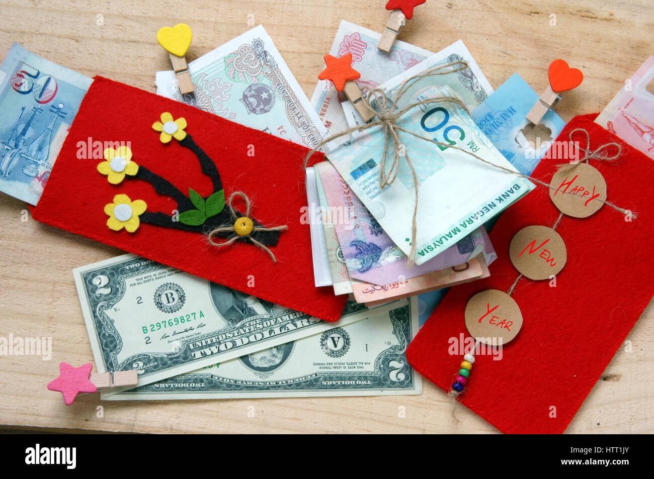 Gewohnheit, benutzerdefinierte Vietnamesen auf Tet ist Glück Geld, eine traditionelle Kultur Vietnam, Kind möchte jemand ein frohes neues Jahr, erhalten rotes Kuvert Stockfoto