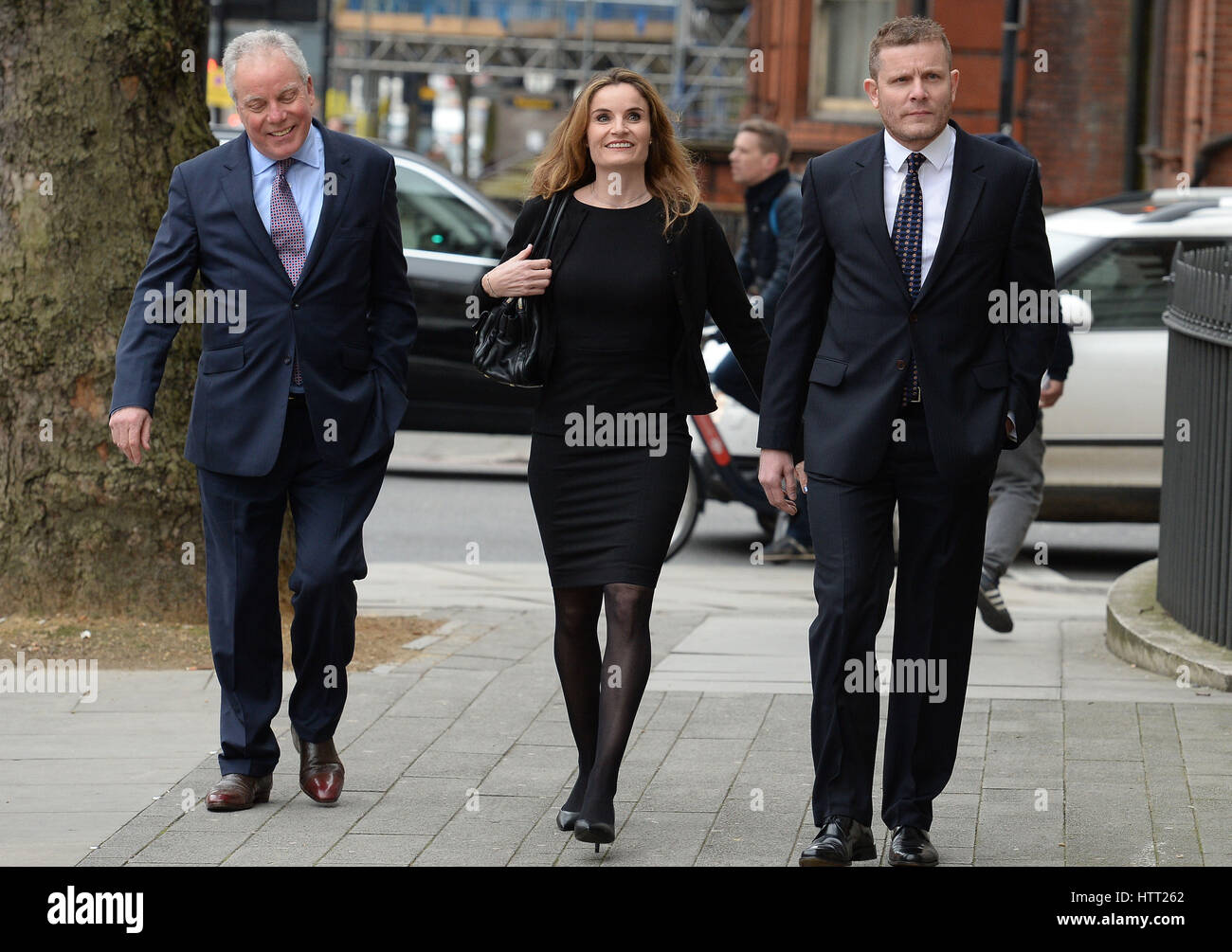 Starkoch Gordon Ramsay Schwiegervater Chris Hutchenson mit Tochter Orlanda und Sohn Adam Ankunft am Westminster Magistrates' Court in London beschuldigt, einen Computer zu hacken. Stockfoto