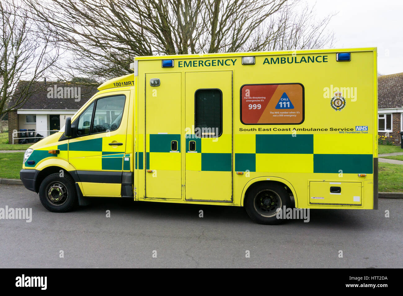 999 & 111 Telefonnummern auf der Seite einen Krankenwagen aus der South East Coast Ambulance Service NHS Foundation Trust angezeigt. Stockfoto