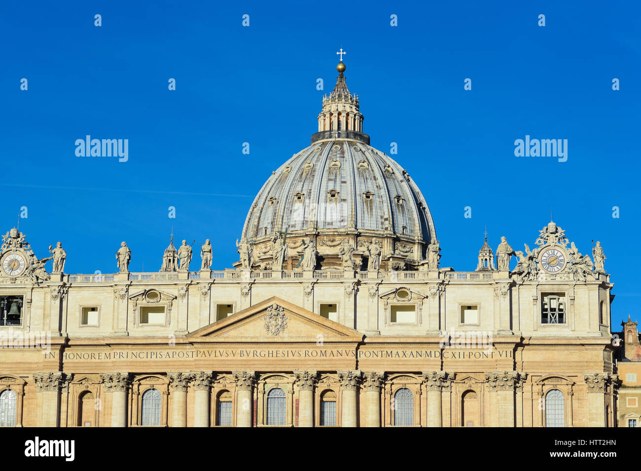 St. Peter Basilika Vatikan in Rom Kuppel und Fassade bei Sonnenaufgang Lichter Stockfoto
