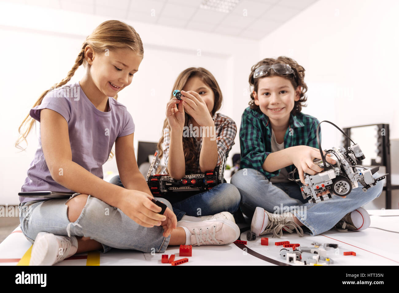 Lebhafte Kinder mit Gadgets und Geräte im studio Stockfoto