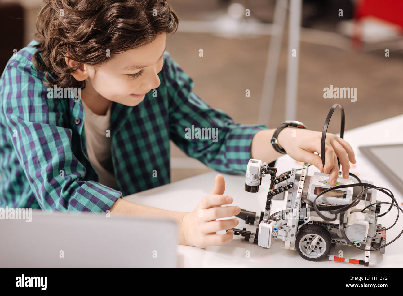 Glückliches kleines Kind exakte Wissenschaft in der Schule studieren Stockfoto