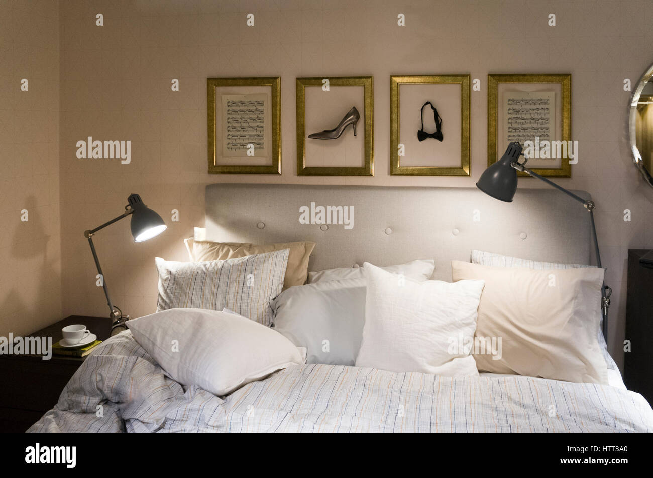 Gemütliches, komfortables modernes Schlafzimmer und Bett Model Release: Nein Property Release: Nein. Stockfoto