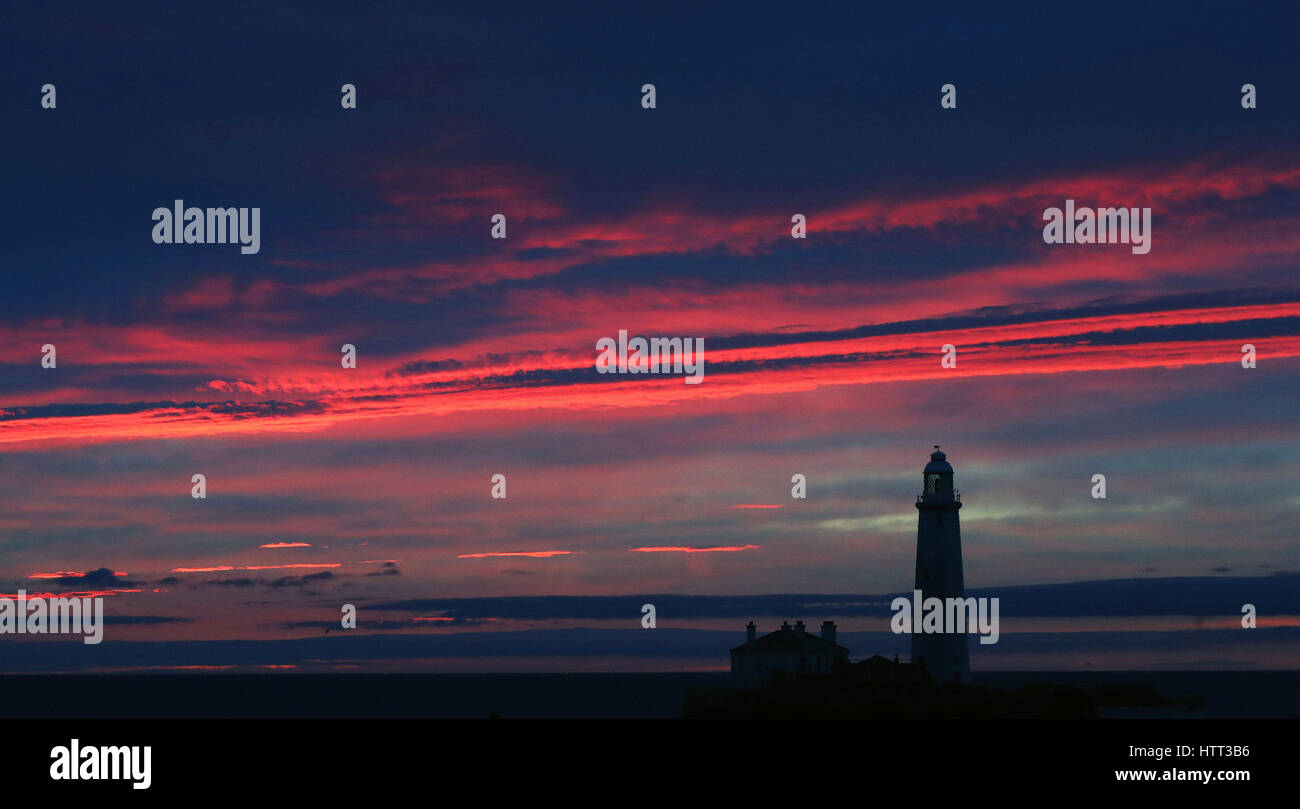 PABEST A rosa Himmel vor Sonnenaufgang an Str. Marys Leuchtturm direkt an der nordöstlichen Küste, wie Teile des Vereinigten Königreichs werden heute so warm wie spanische Hotspots, Ibiza, Barcelona und Madrid. Stockfoto