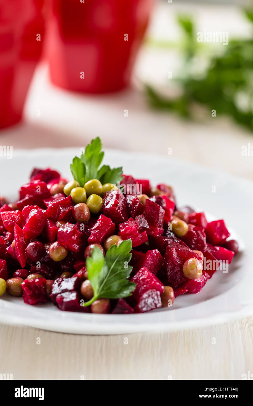 Rote Beete Salat. Russische Rote Beete Salat mit rote Beete, Kartoffeln, Karotten, Erbsen und Öl-dressing Stockfoto