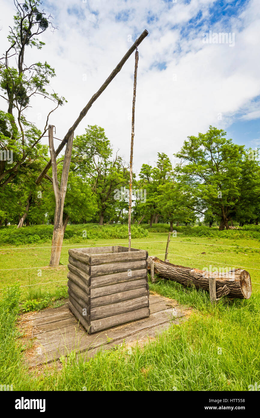 Balaton-Felvideki Nemzeti Park, Ungarn.  Rekonstruierte Beispiel eines Sweep-Brunnens.  Ein Eimer auf den Pol wird verwendet, um Wasser aus dem Brunnen zu heben.  Diese irri Stockfoto