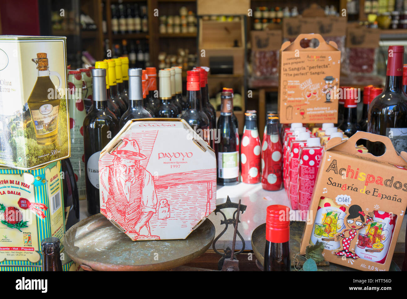 Ronda, Provinz Malaga, Andalusien, Südspanien. Anzeige von typischen Speisen und Wein Produkte im Schaufenster. Käse, Sangria, Wein, Olivenöl. Stockfoto