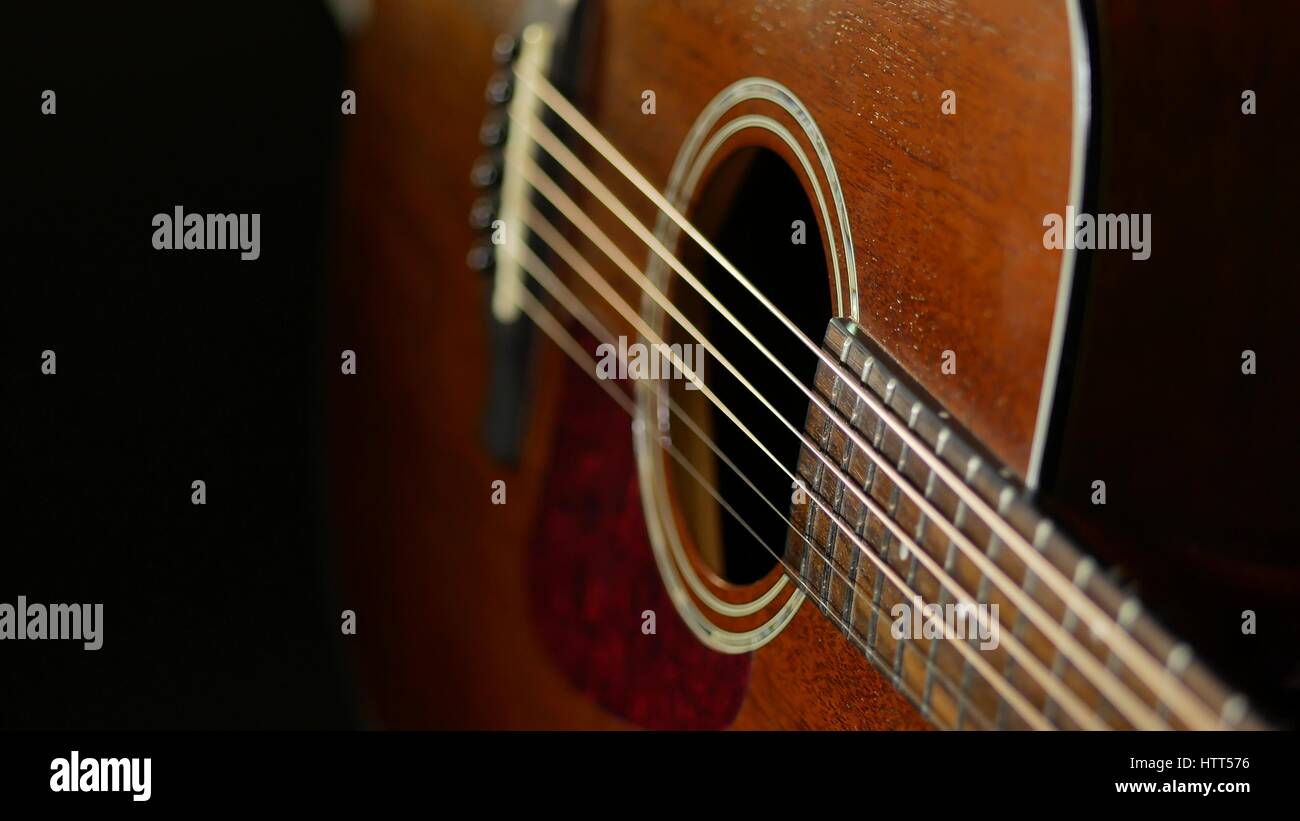 Akustische Gitarre auf Holz Hintergrund. Nahaufnahme eines Musik-instrument Stockfoto