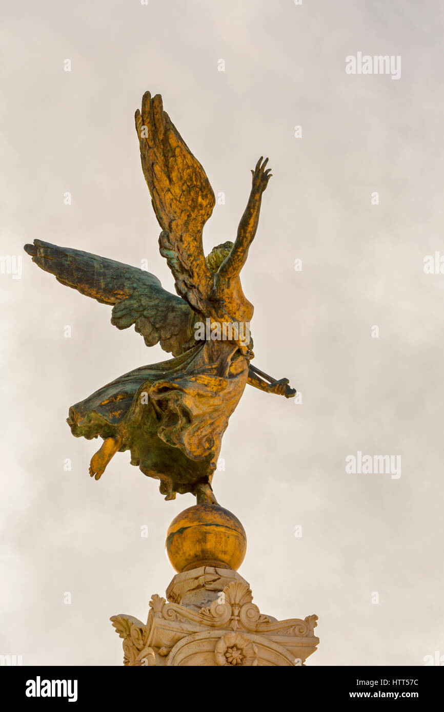 Rom, Italien. Engel auf Säule flankieren das Denkmal zu Vittorio Emanuele II, auch bekannt als das Vittoriano. Stockfoto