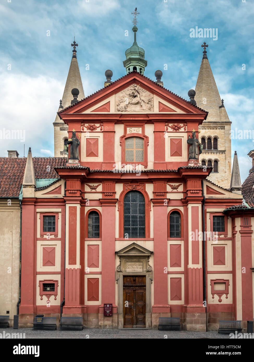 St.-Georgs Basilika auf der Prager Burg in Prag. Die am besten erhaltene romanische Kirche in Prag und das älteste Kirchengebäude in der Prager Burg Stockfoto