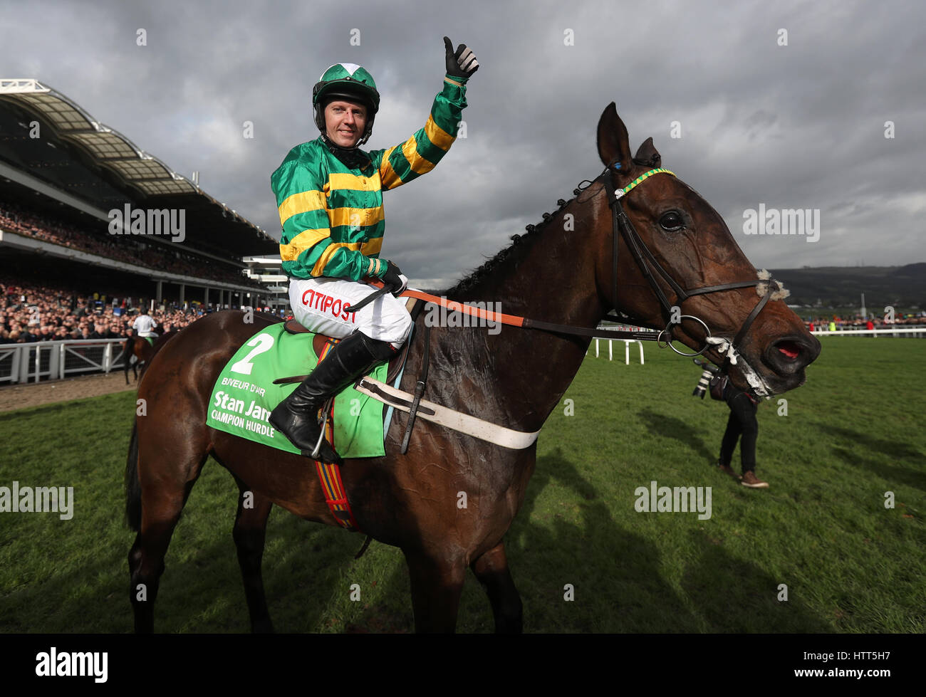 Jockey Noel Fehily an Bord Buveur D'air feiert die 15:30 zu gewinnen Stan James Champion Hurdle Challenge Trophy Champion tagsüber von 2017 Cheltenham Festival in Cheltenham Racecourse. Stockfoto