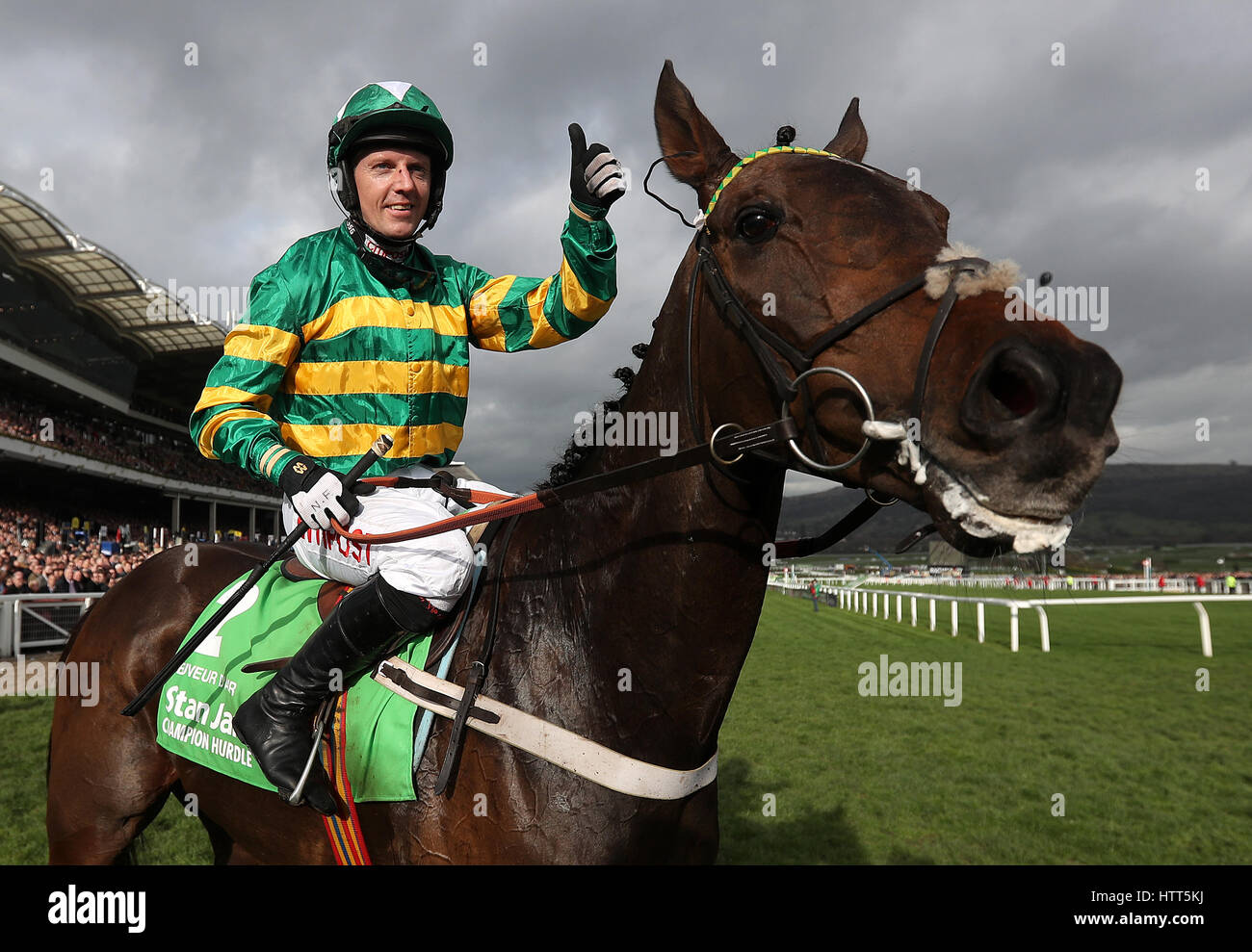 Jockey Noel Fehily an Bord Buveur D'air feiert die 15:30 zu gewinnen Stan James Champion Hurdle Challenge Trophy Champion tagsüber von 2017 Cheltenham Festival in Cheltenham Racecourse. Stockfoto