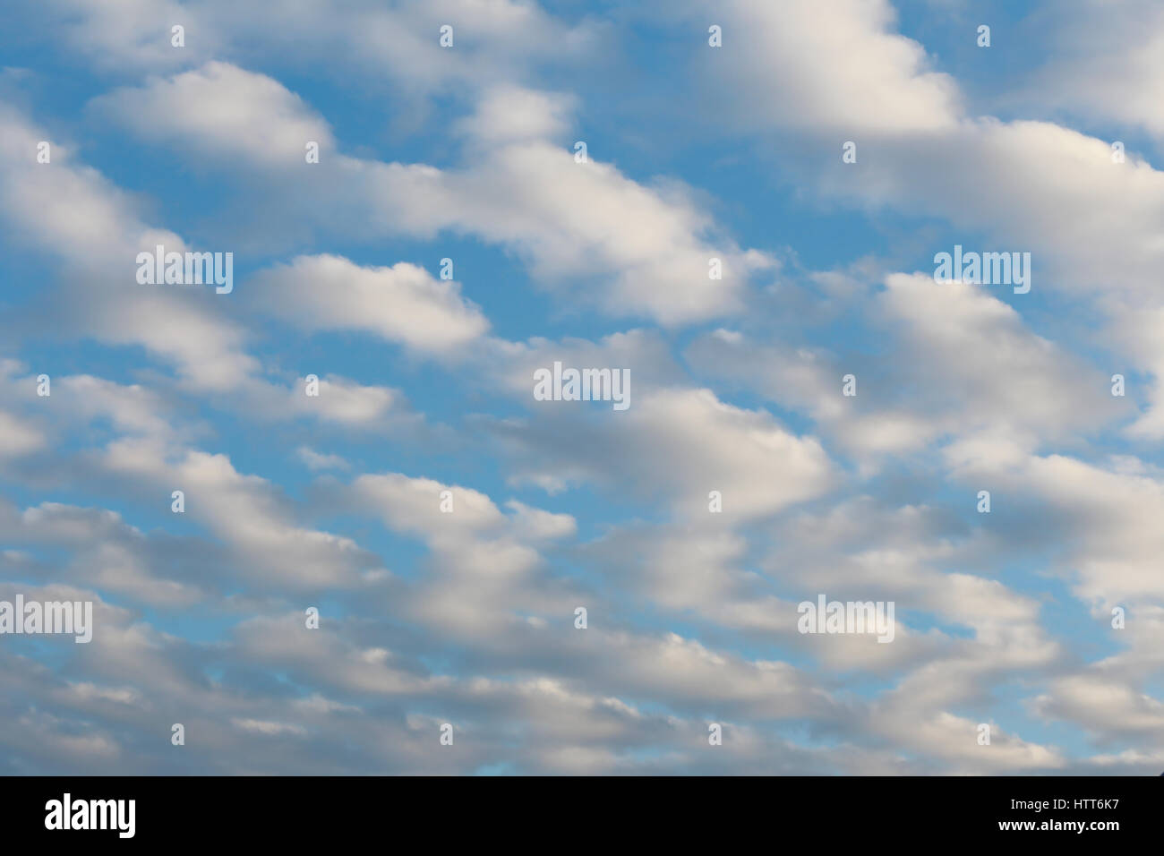 Wolke am blauen Himmel im Tag- und weichen Fokus der Natur. Stockfoto