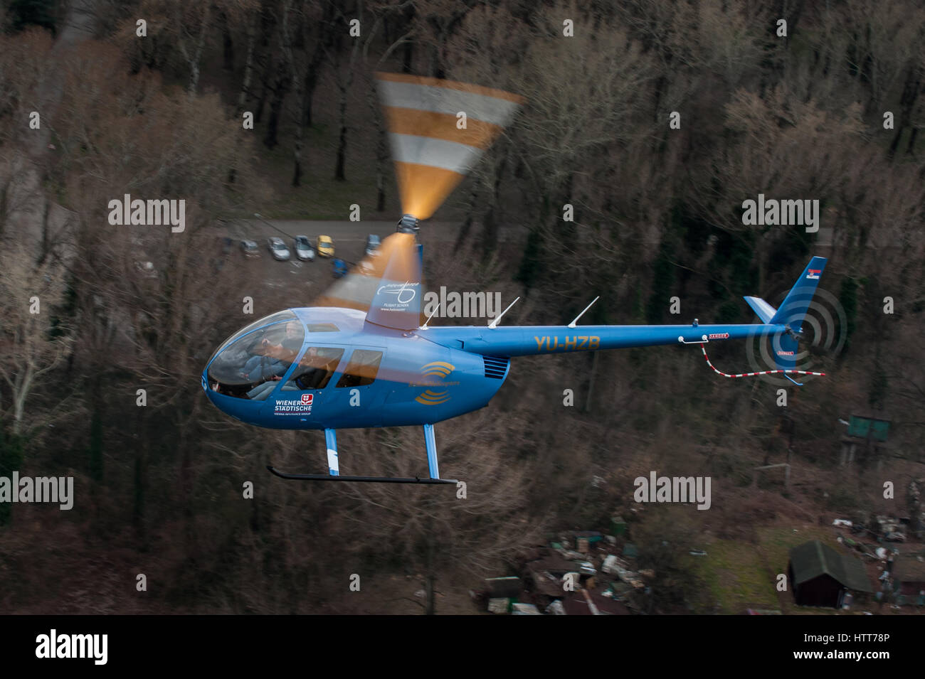 ÜBER SERBIEN - 5. MÄRZ 2017; Robinson R44 leichtes Training Hubschrauber im Flug, fotografiert aus einem anderen Hubschrauber Stockfoto